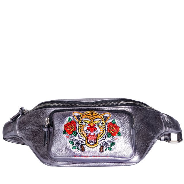 Marsupio TATTOO LUXURY, in pelle laminato acciaio con doppio scomparto a zip e tigre ricamata - REBB Store